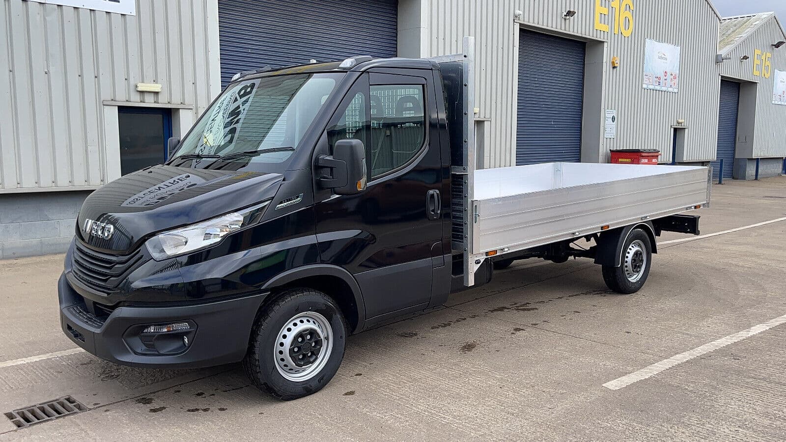 Recovery truck with the flat bed body