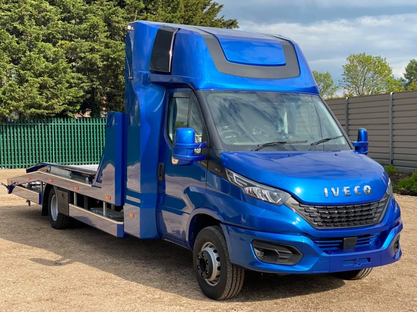 Recovery truck with the twin-deck body